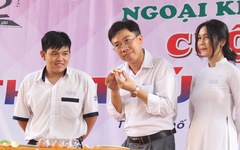 Học sinh Trường THPT Phan Đăng Lưu thử thách thả trứng không vỡ