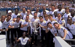 Real Madrid ăn mừng chức vô địch La Liga trong cuồng nhiệt không tưởng
