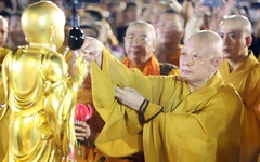 Hàng ngàn người tham gia lễ rước kiệu hoa mừng Phật đản