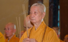 Pháp chủ Giáo hội Phật giáo Việt Nam dâng hương tại đền tưởng niệm Bến Dược