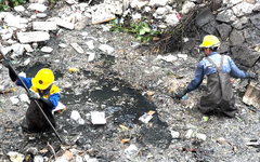 Công nhân vớt từng xô rác, giải cứu kênh 19-5 ở quận Bình Tân