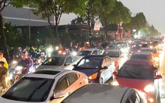 Đường Phạm Văn Đồng ở TP Thủ Đức ngập cục bộ, xe cộ ùn ứ kéo dài