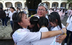 Hàng trăm học sinh Trường chuyên Lê Hồng Phong nhảy flashmob xong rồi khóc trong ngày chia tay