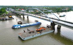 Sà lan va gây hư hỏng nặng cầu Mang Thít, cấm một số loại ô tô chạy qua cầu