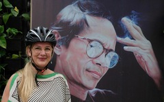 Đại sứ Thụy Điển đạp xe quanh hồ Tây, hát nhạc Trịnh trên phố Trịnh Công Sơn