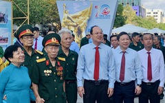 Tái hiện chiến thắng Điện Biên Phủ 'chấn động địa cầu' qua ảnh trưng bày trên đường Nguyễn Huệ