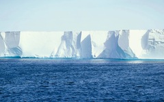 Thềm băng lớn nhất ở Nam Cực đang hoạt động kỳ lạ