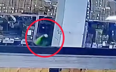 Camera ghi cảnh nam công nhân bị xe nâng ép vào kệ hàng tử vong