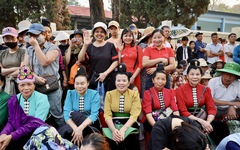 Người dân đổ ra đường xem tổng duyệt Lễ kỷ niệm 70 năm Chiến thắng Điện Biên Phủ
