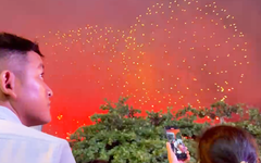 Biển người 'mãn nhãn' với pháo hoa ở quảng trường 7-5 TP Điện Biên Phủ