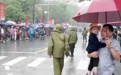 Dòng người đội mưa từ sáng sớm dự lễ kỷ niệm 70 năm Chiến thắng Điện Biên Phủ