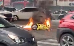 Xe máy bốc cháy ngùn ngụt sau khi bị ô tô tông trúng