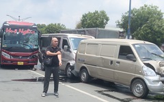 Hiện trường vụ tai nạn liên hoàn giữa 5 ô tô trên đường Trường Chinh ở TP.HCM