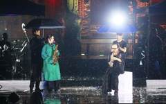Khán giả đội mưa đến với đêm nhạc Đối thoại Trịnh Công Sơn - Tình yêu tìm thấy