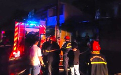Hiện trường vụ cháy nhà 2 tầng ở TP.HCM lúc nửa đêm, 5 người mắc kẹt được cứu