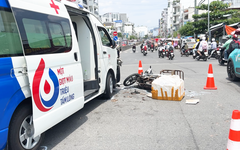 Xe máy chở cua đồng va chạm xe cứu thương đang chuyển máu đến bệnh viện