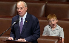 Mang con đi họp Quốc hội Mỹ, cậu bé làm trò lúc bố đang phát biểu