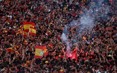 Hình ảnh biển người ở Madrdid chào đón tuyển Tây Ban Nha diễu hành