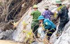 Người sau giẫm lên dấu chân người trước, vượt hiểm nguy đi tìm nạn nhân sạt lở núi