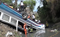 Xe buýt lao xuống suối sau va chạm liên hoàn, 55 người chết ở Guatemala