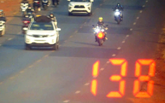 Phạt 3 tài xế mô tô che biển số, chạy với tốc độ 20-140km/h