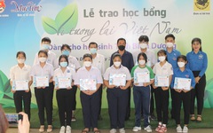 Báo Mực Tím trao học bổng Vì tương lai Việt Nam cho học sinh Bình Dương