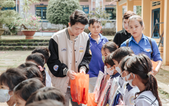 'Thầy giáo hotboy' Dương Phúc trao quà từ thiện cho học sinh khó khăn