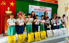 Vượt sóng, chở theo những yêu thương đến học trò huyện đảo Phú Quý