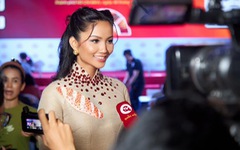Hoa hậu H'Hen Niê kể lại chuyện mang bánh mì đến với thế giới tại Miss Universe 2018