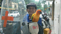 Xe “cứu thương” của ông già gom rác ở Sài Gòn