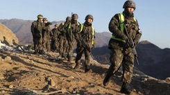 Binh sĩ hai miền Triều Tiên lần đầu bình yên bước qua biên giới