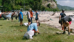 Du khách Tây dọn rác ở Nha Trang