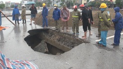 Ngăn đường, sửa chữa “hố tử thần” trên đường phố TP Vinh