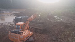Vụ rác thải nguy hại ở Bình Phước: Đào khoảng 200 tấn rác thải từ bãi đá đưa đi tiêu hủy