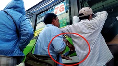 Tin nóng 24h: Vạch trần thủ đoạn của băng nhóm dàn cảnh móc túi hành khách đi xe buýt