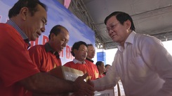 Nguyên Chủ tịch nước Trương Tấn Sang trao tặng thiết bị giám sát hành trình tàu cá cho ngư dân