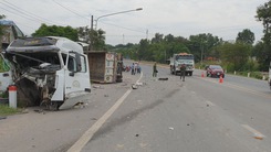 Tai nạn liên hoàn, thùng xe lao vào nhà dân