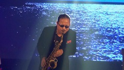 Nghệ sĩ saxophone Trần Mạnh Tuấn thổi hồn những “Tình khúc bất hủ”