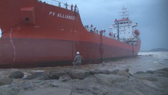 Tàu PV ALLIANCE mắc cạn đã đưa 16.000 lít dầu DO lên bờ
