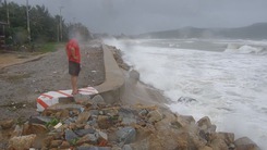 Sau bão số 6 người dân sống gần bờ kè Sa Huỳnh thấp thỏm lo âu