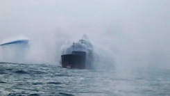 Dập tắt đám cháy tàu Trung Quốc chở sắt phế liệu ở biển Vũng Tàu