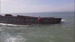 Tàu cứu nạn Bộ đội biên phòng cứu hộ xà lan trôi trên biển
