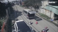 3 học sinh văng khỏi xe đưa rước đang chạy trên đường