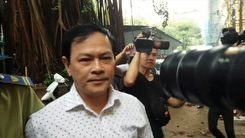 Ông Nguyễn Hữu Linh đến tòa phúc thẩm giữa “rừng” ống kính