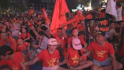 Người hâm mộ hào hứng cổ vũ cho tuyển U22 Việt Nam trong trận đá chung kết SEA Games