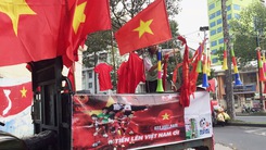 Đỏ rực “phụ kiện” bóng đá khắp đường phố Sài Gòn trận Việt Nam - Indonesia