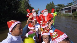 Tin nóng 24h: Ông già Noel “cưỡi ghe” trao quà Giáng sinh cho trẻ em nghèo