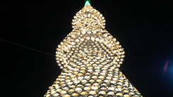 Video: Cây thông khổng lồ làm từ hơn 2000 nón lá ở Đồng Nai