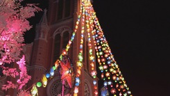 Nhà thờ hơn 100 tuổi lung linh sắc màu trong Giáng sinh
