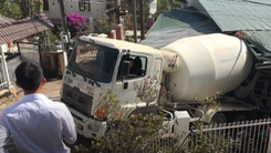 Video: Xe bồn chở bêtông mất thắng lao vào nhà dân